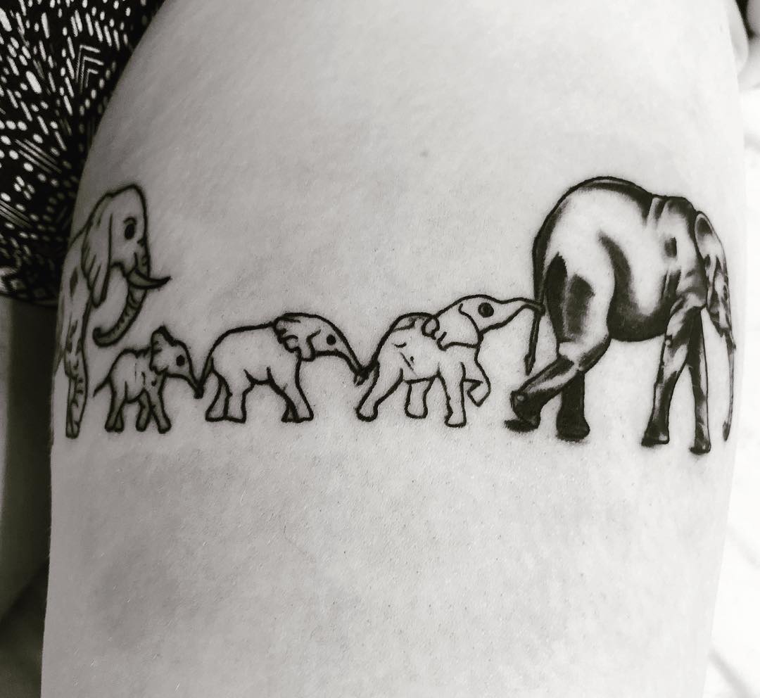 做宠物护理和美容的云小姐大腿可爱象群纹身图案