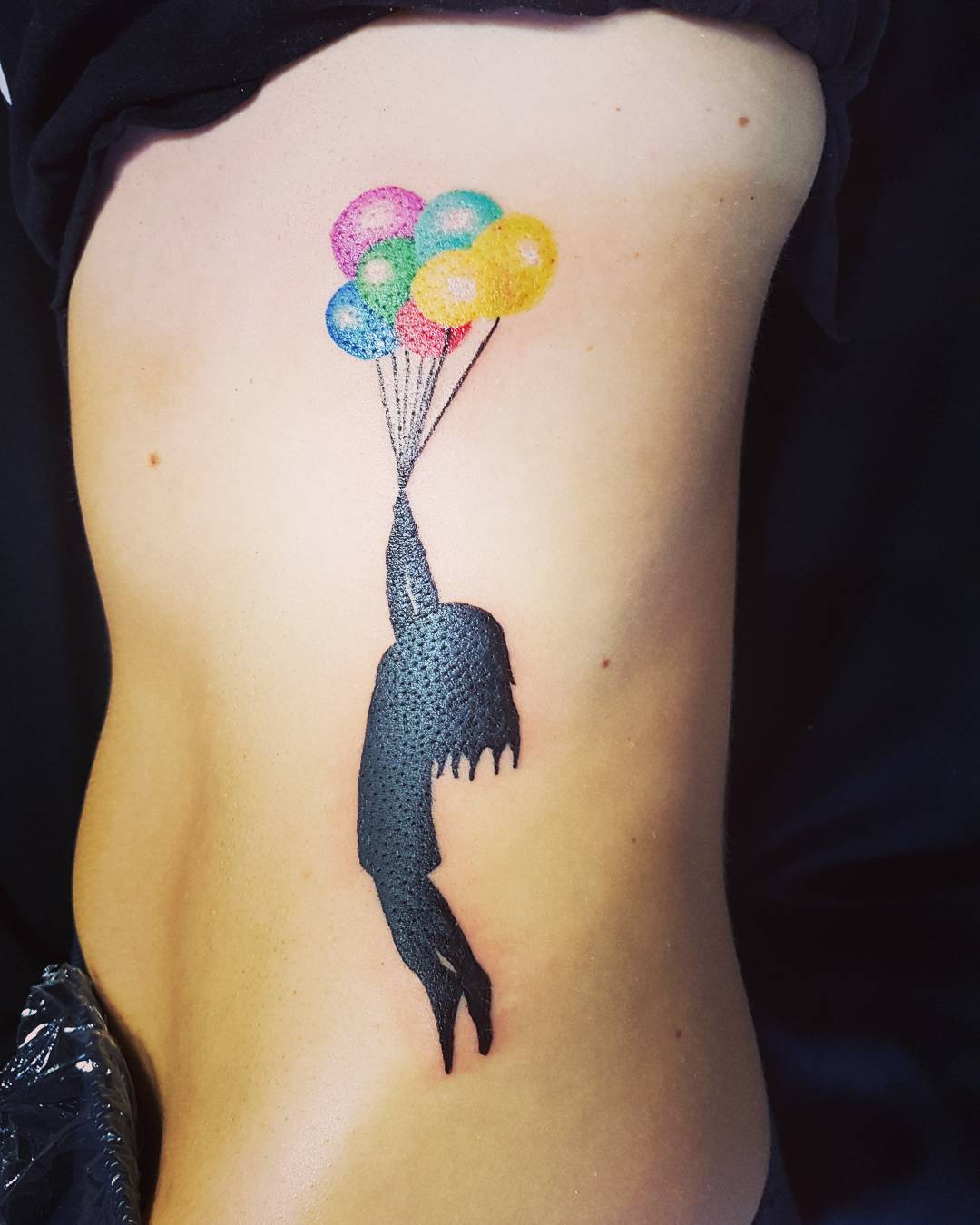 廉小姐腰侧彩色气球人物剪影纹身图案