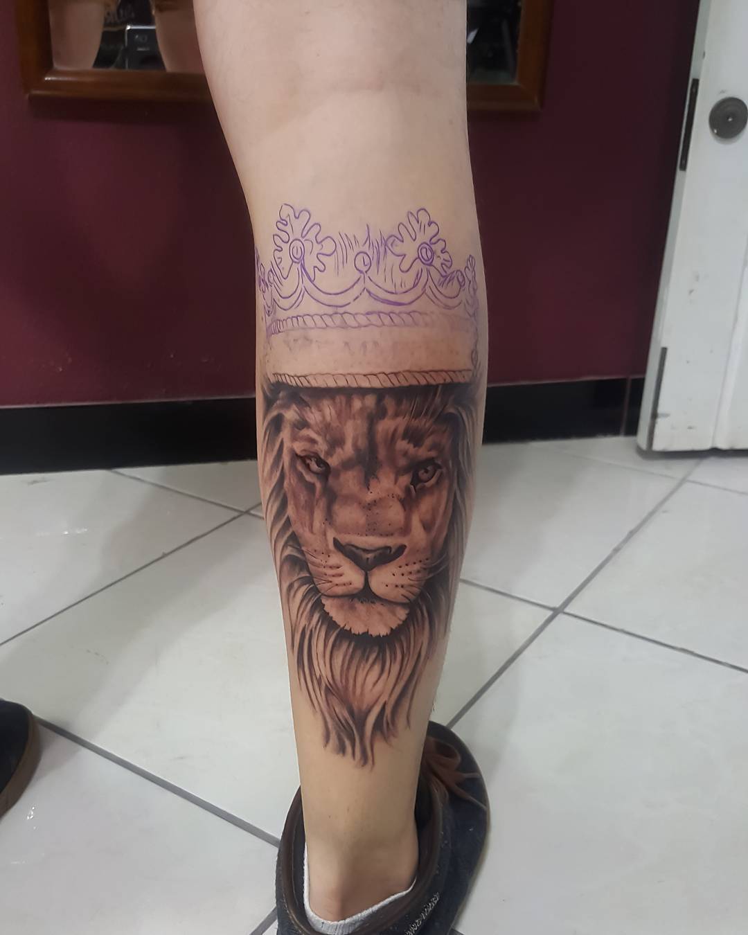做美容师的包先生小腿狮子纹身图案