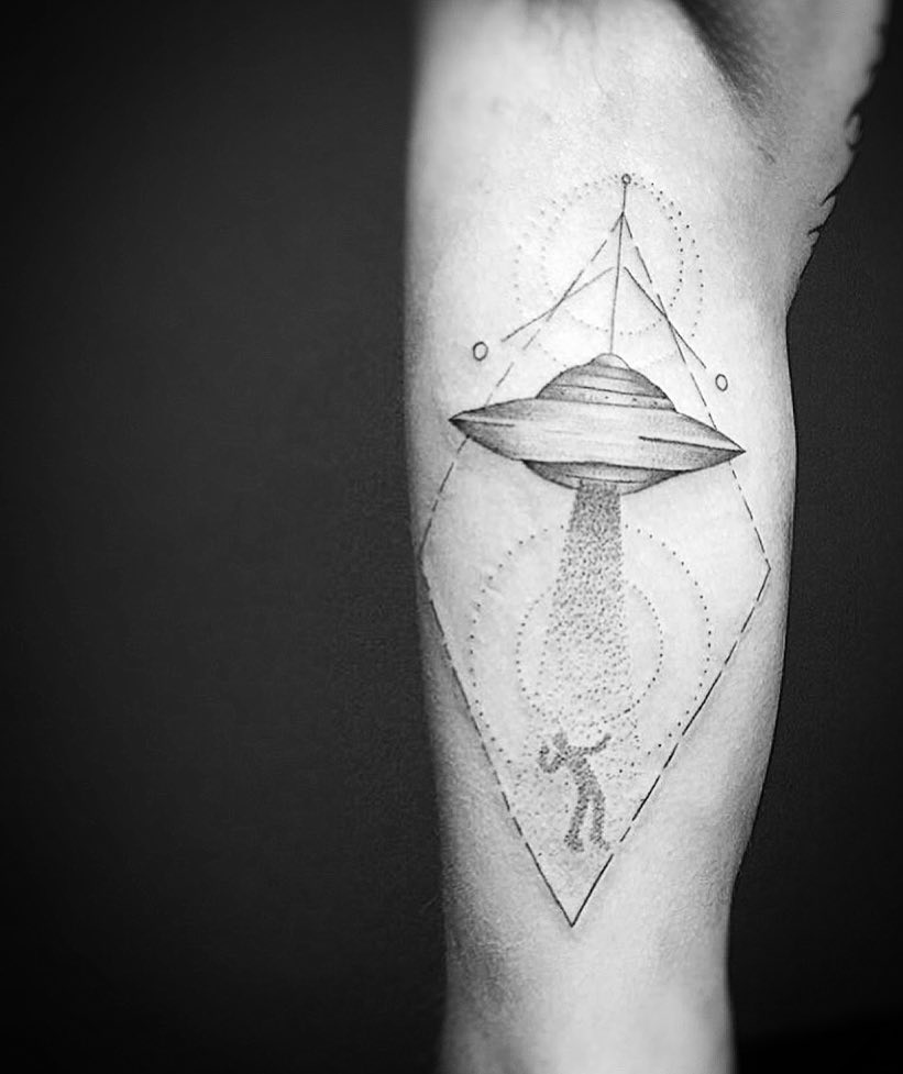 韦先生小腿外星飞船纹身图案