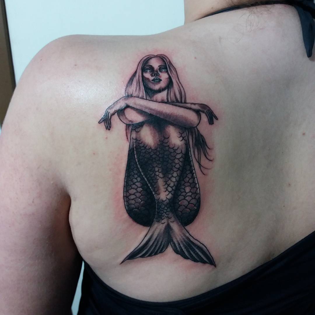 吉小姐后背肩胛美人鱼纹身图案