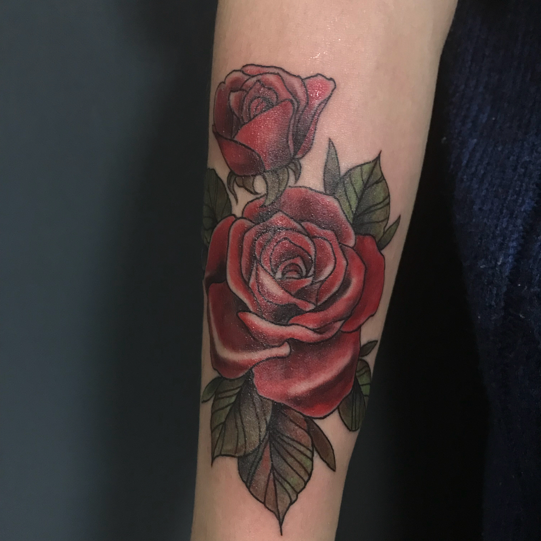 越小姐小臂彩色写实玫瑰纹身图案