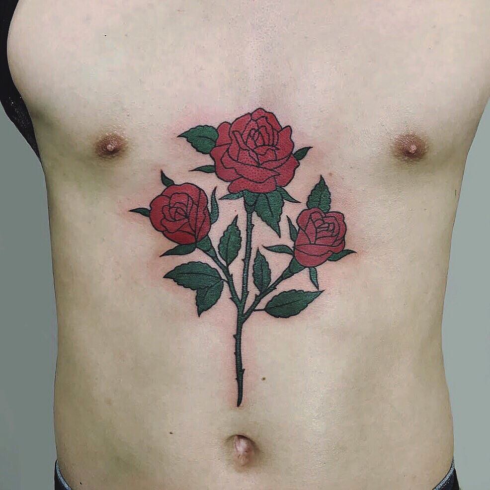 做园林景观设计师的巫先生胸前玫瑰纹身图案